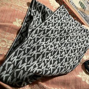Like new Michael kors infinity scarf